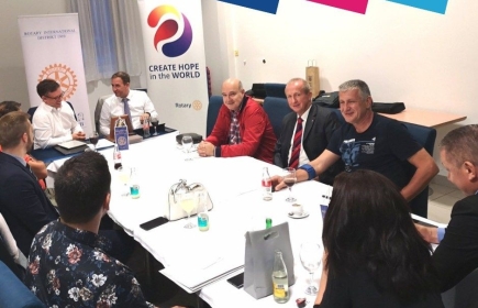 Redovni sastanci se održavaju svake druge sedmice, ponedjeljkom od 20:00-21:30.